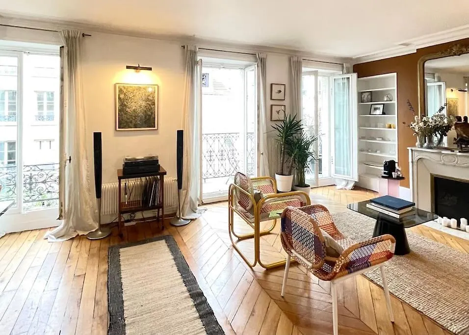 Parishome! Double Balcony, Art & Designer Touches 0*, Paris Fransa