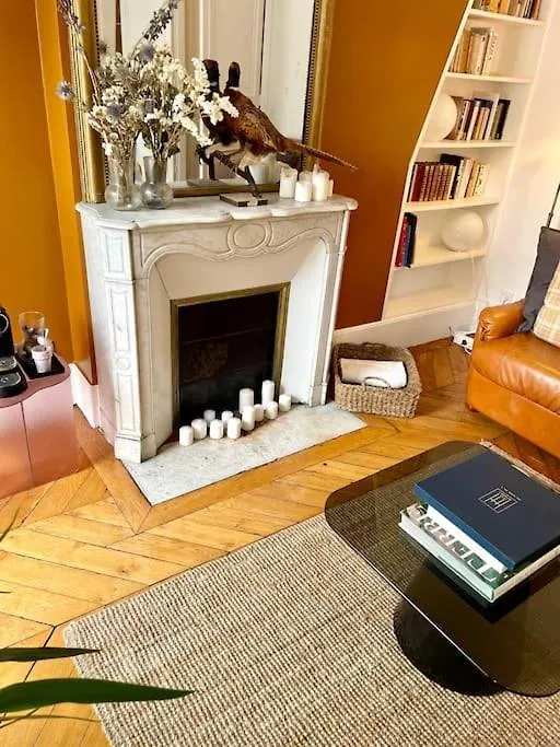 Parishome! Double Balcony, Art & Designer Touches Daire